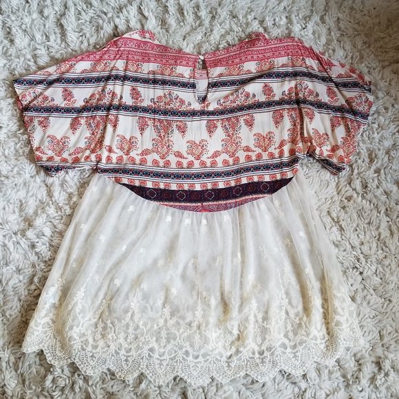 Soieblu Patterned Lace Top - Picture 2 of 16